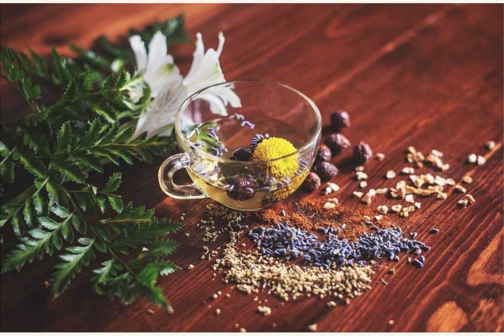 Naturalne herbaty na ból głowy – imbir, mięta i lawenda