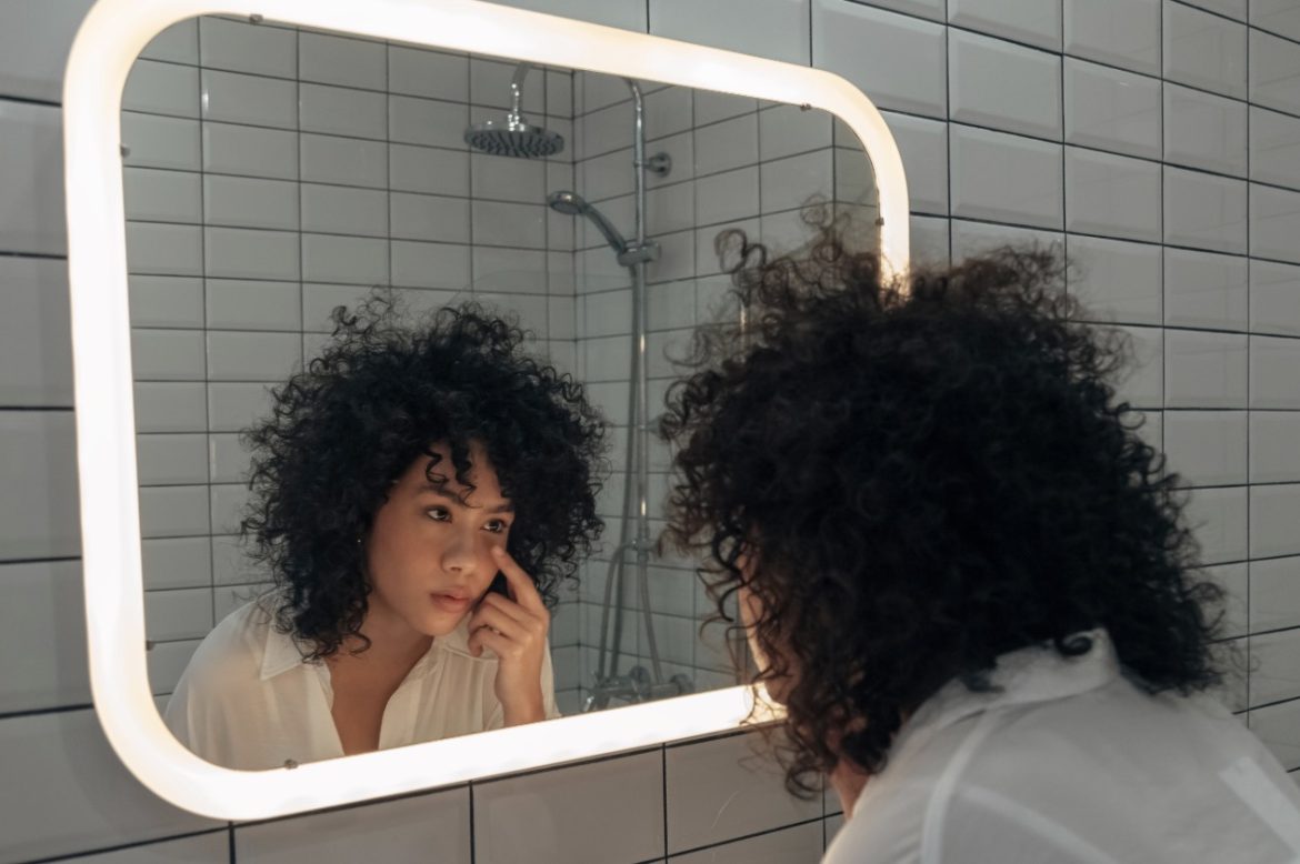 Cienie pod oczami? Poznaj skuteczne sposoby na świeże spojrzenie!