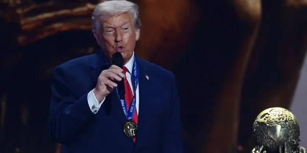 Donald Trump zdobywa Pokojową Nagrodę FIFA 2025