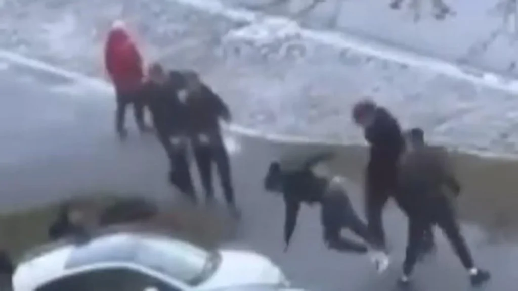 Bójka przed szkołą w Słupsku. Urzędnicy mówią wprost, nagranie było zmanipulowane