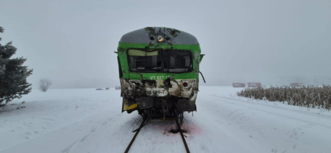 Mazowsze: pociąg zderzył się z koparko-ładowarką. Jedna osoba nie żyje
