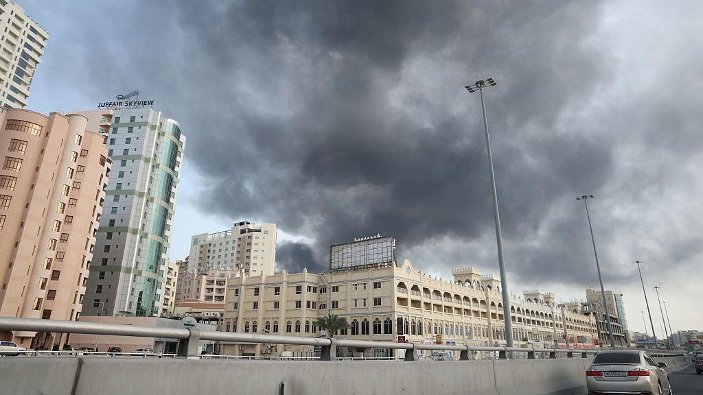 Iran odpowiada po atakach USA i Izraela. Wybuchy, alarmy i zamykane niebo nad Zatoką Perską