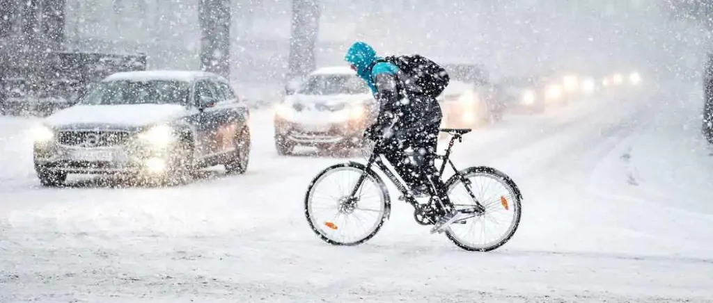 Silne mrozy w Polsce: odwołane zajęcia w szkołach 2026 i decyzje o zamknięciu placówek