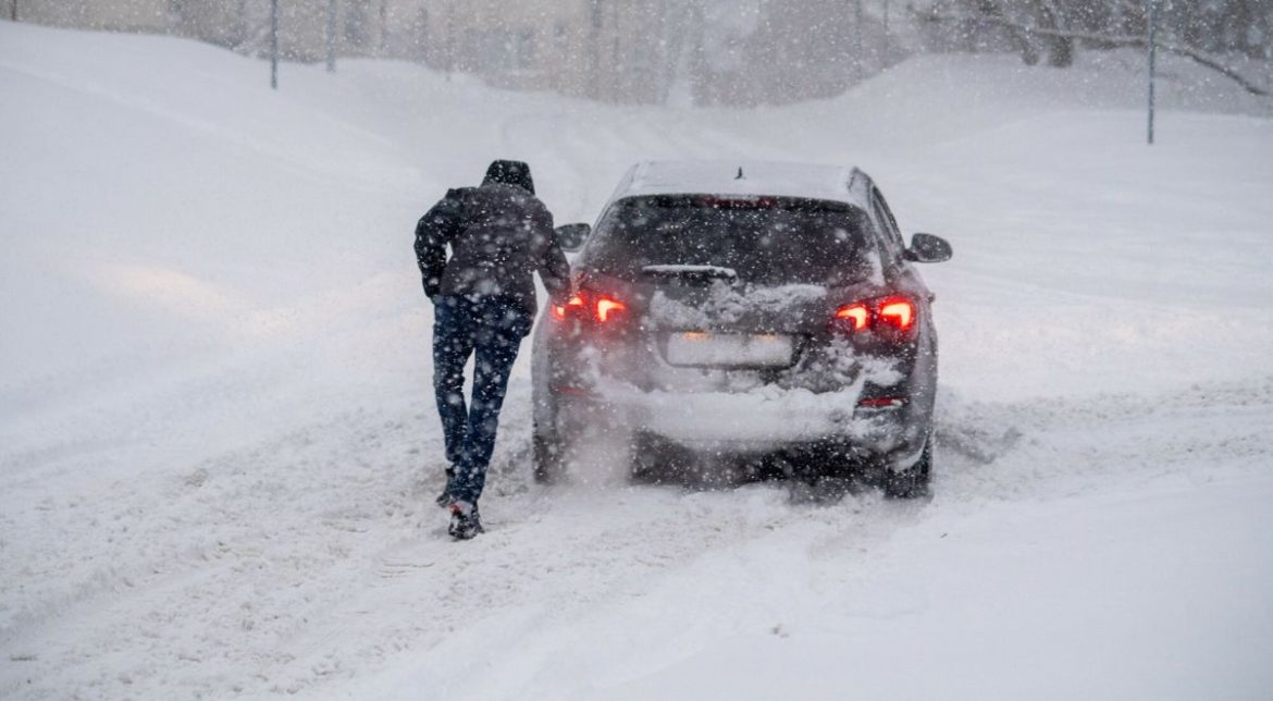 Silne mrozy w Polsce: odwołane zajęcia w szkołach 2026 i decyzje o zamknięciu placówek