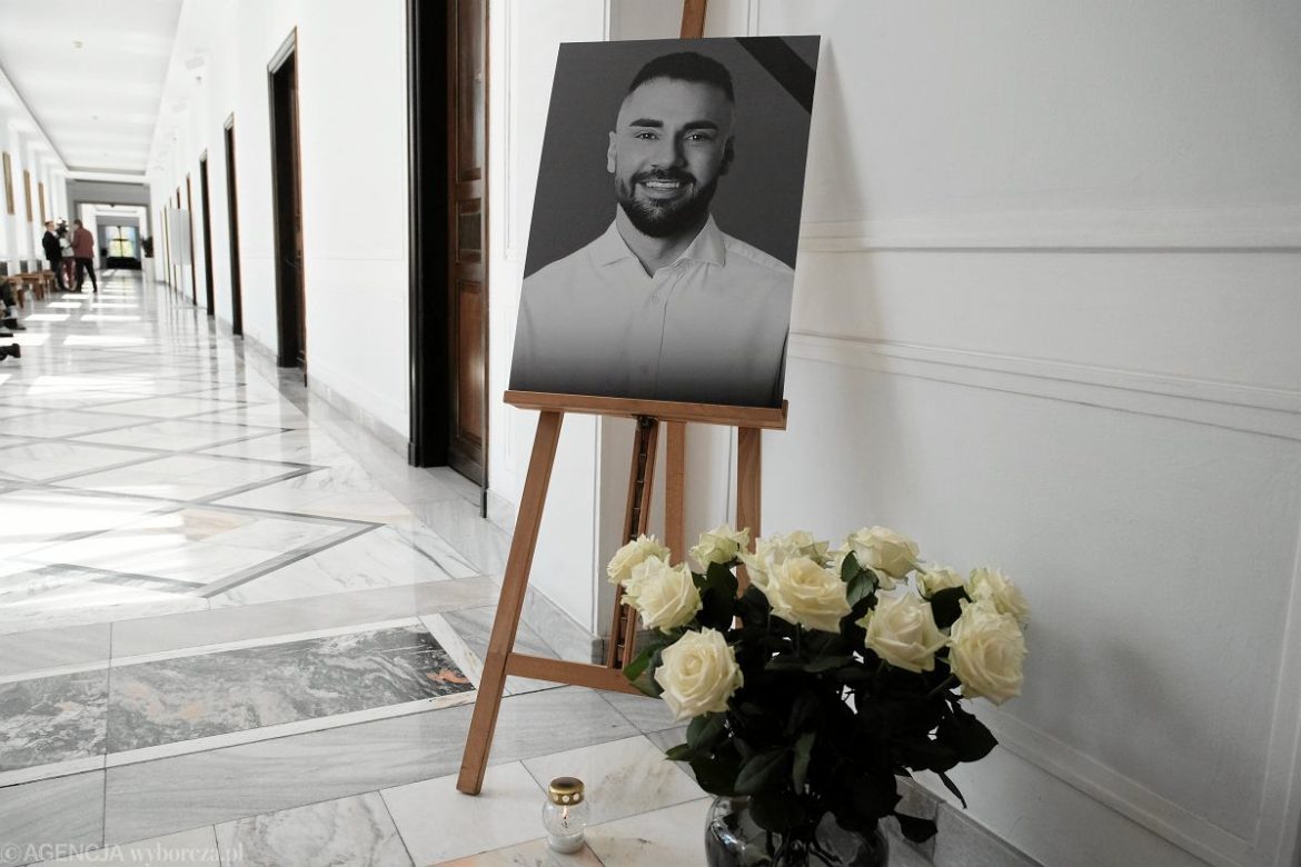 Łukasz Litewka zginął w tragicznym wypadku. Dziś Polska żegna posła i społecznika. Gdzie oglądać transmisję ostatniego pożegnania?