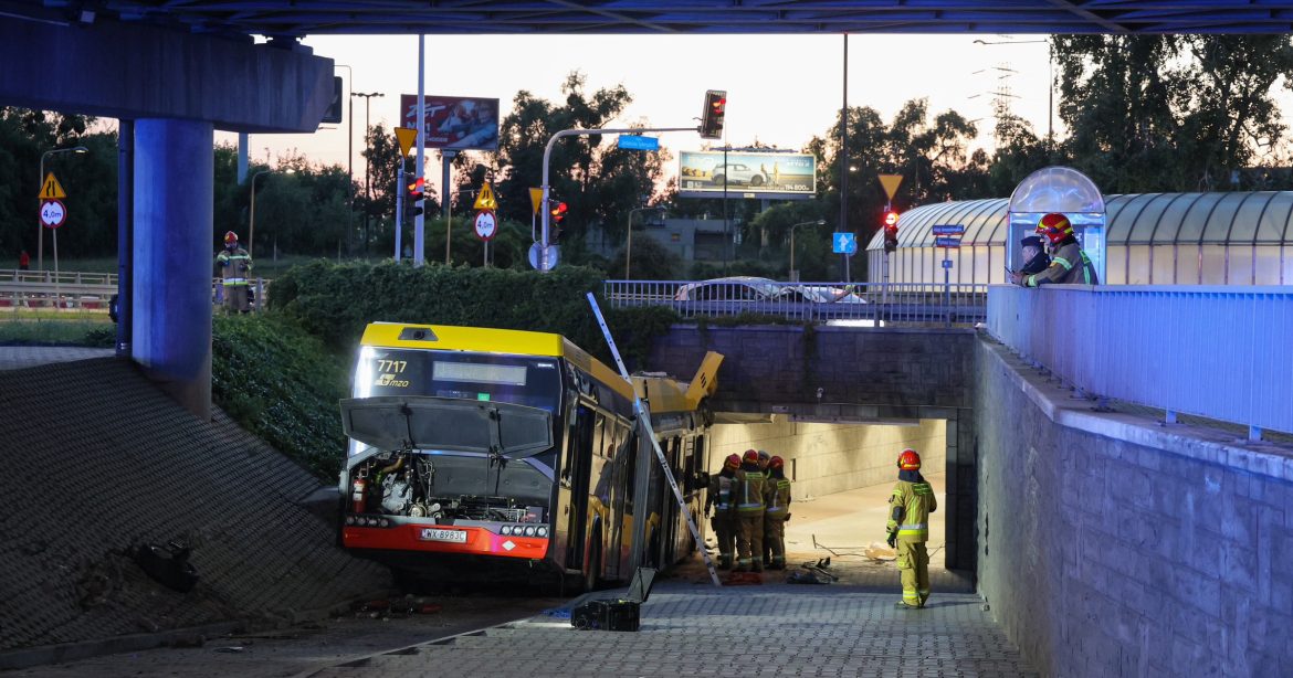Wypadek autobusu w Warszawie. Nowe fakty, śledztwo i pytania o awarię pojazdu