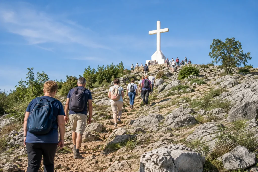 pielgrzymi na skalistej drodze prowadzącej na Križevac