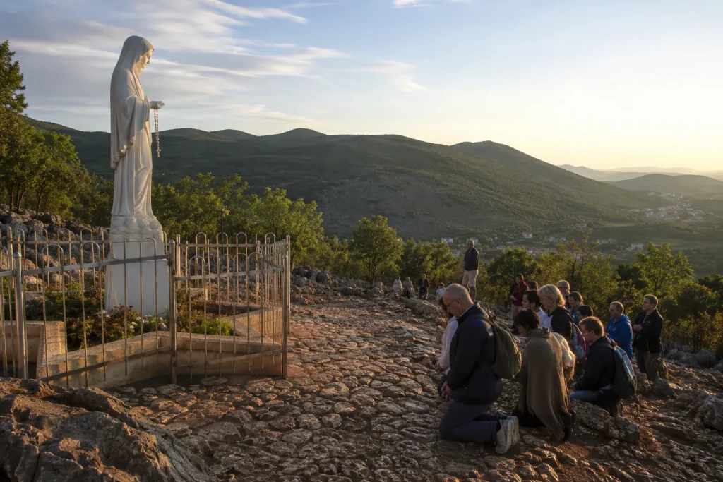 kościół św. Jakuba Apostoła w Medjugorje i plac przed świątynią