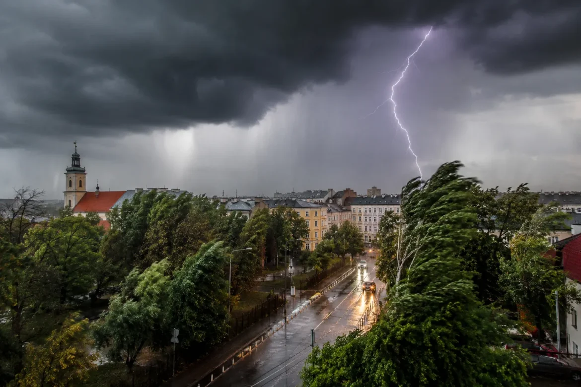 Alerty IMGW 21 sierpnia 2026. Gdzie będą burze i jakiej pogody spodziewać się w sobotę?