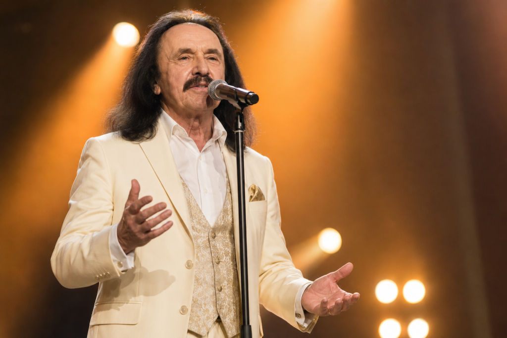 Stan Borys podczas występu estradowego przy mikrofonie