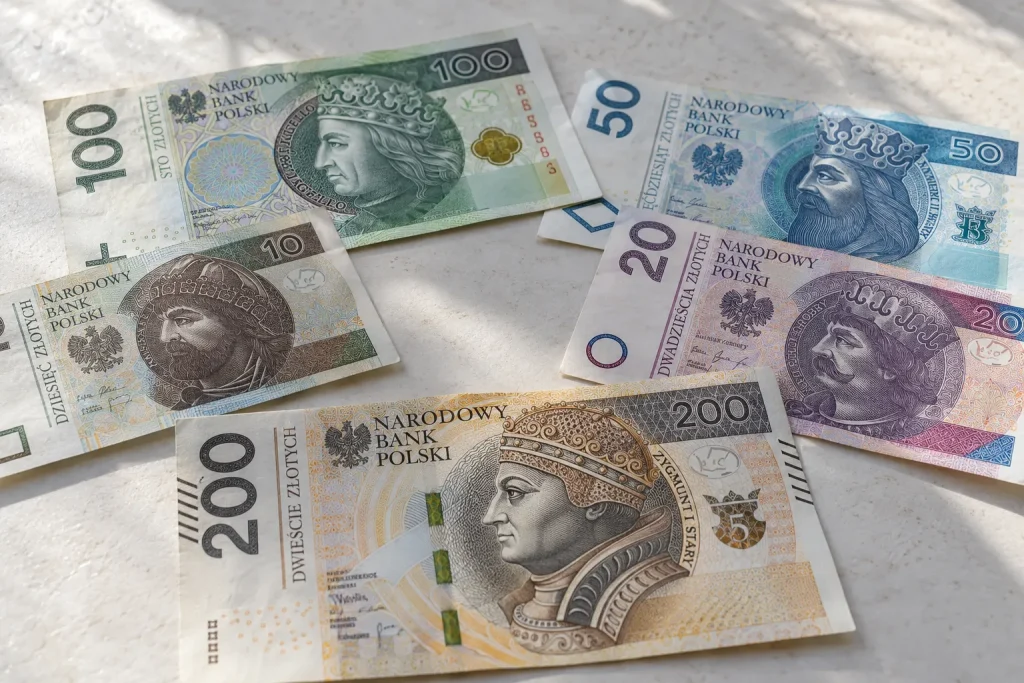 polskie banknoty o różnych nominałach
