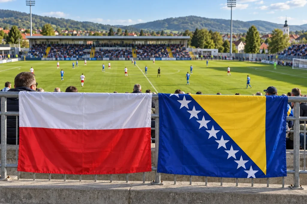 boisko piłkarskie, trybuny i polskie oraz bośniackie flagi