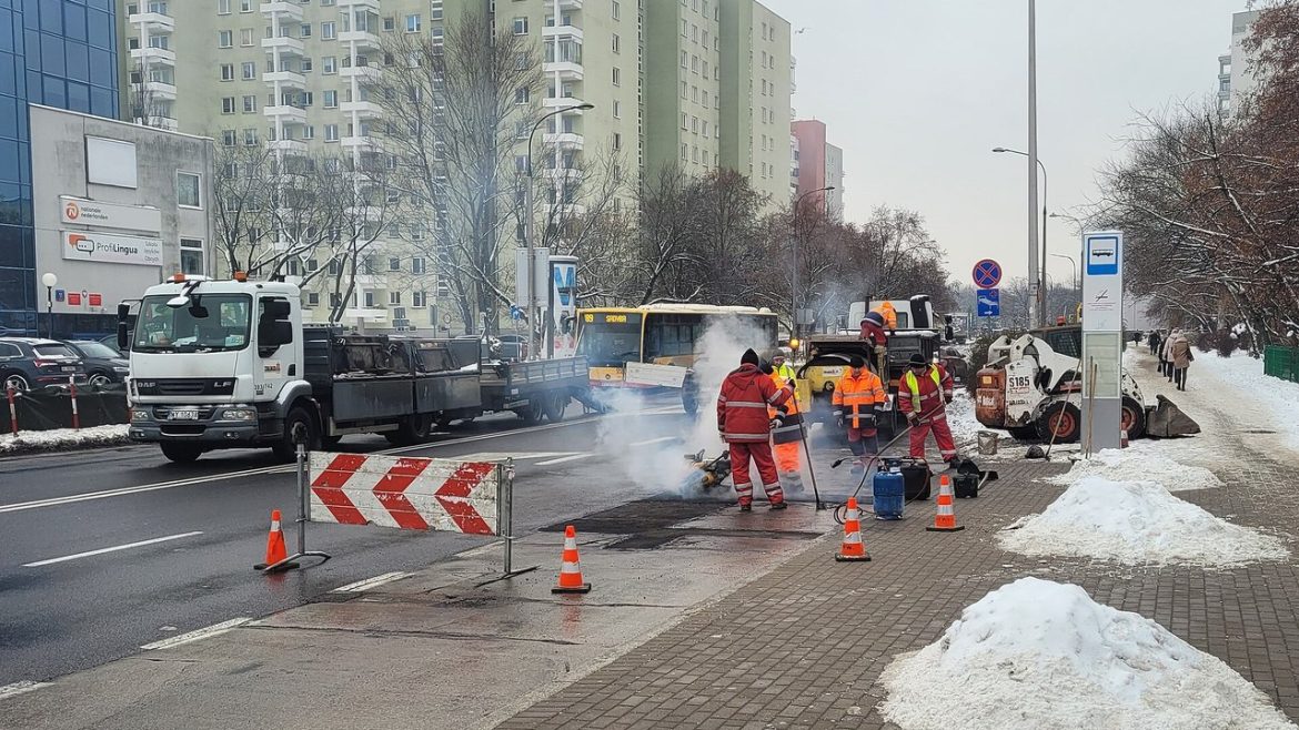 Pracownicy przy robotach drogowych na przystanku autobusowym w Warszawie