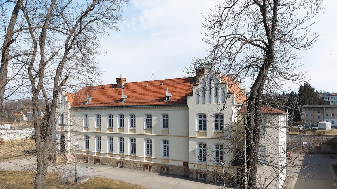 Budynek oddziału dziecięcego szpitala w Kłodzku